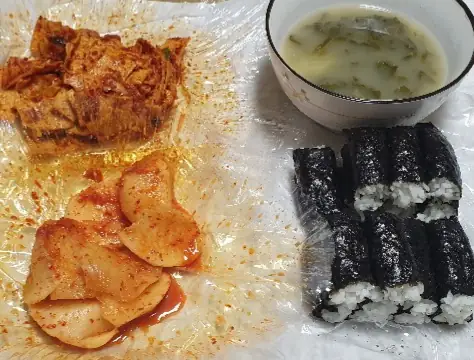 아내가 사 온 충무김밥 3인분