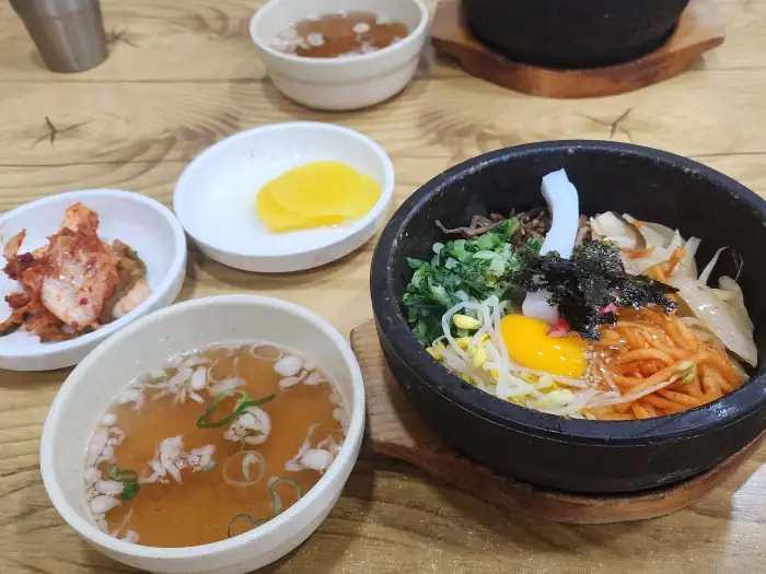 옥돌 손국수 돌솥 비빔밥 차림상