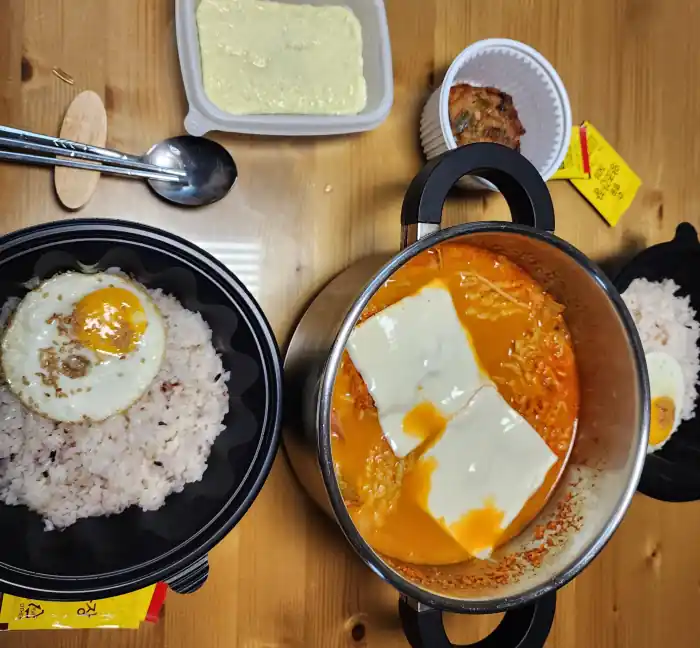 찌개 전문점 창원 상남점의 부대찌개 풀세트