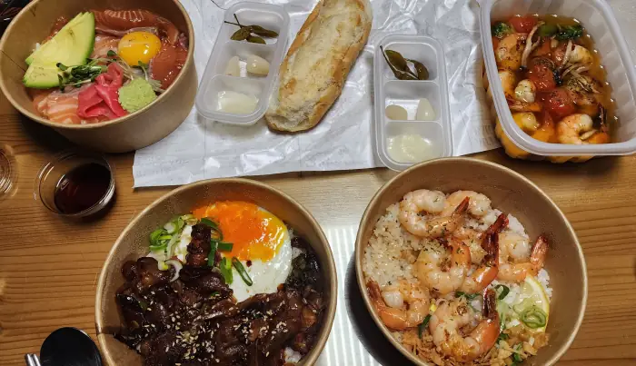 다다네 식탁. 사진 왼쪽 위에서 시계 방향으로 아보카도 연어장덮밥, 감바스, 새우덮밥, 삼겹덮밥이다.