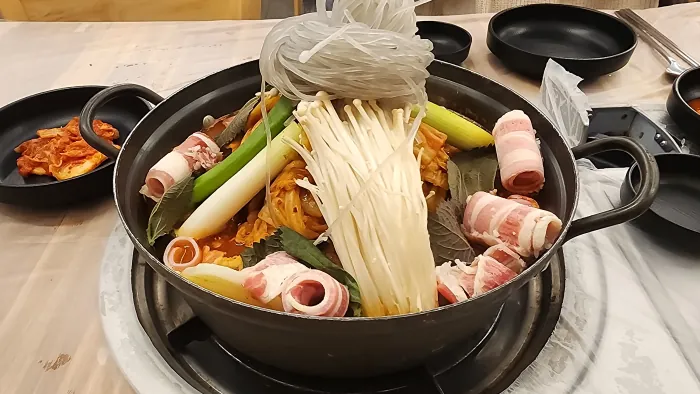 큰집 묵은지 차돌 감자탕 차림상