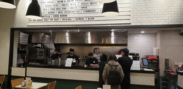 신세계 백화점 지하 1층에 자리한 아이엠어버거 하남점